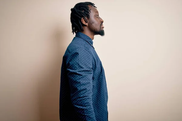 Jovem Bonito Africano Americano Homem Vestindo Casual Camisa Sobre Fundo — Fotografia de Stock