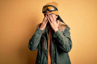 Kışın kayak gözlüğü ve palto takan genç, güzel bir İspanyol kadın. Yorgunluk ve baş ağrısı için gözleri ovuşturuyor, uykulu ve yorgun bir ifade takınıyor. Görüş sorunu
