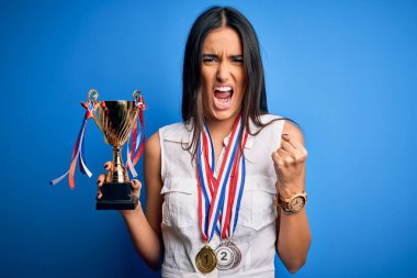 Genç, güzel, başarılı, madalya takan başarılı bir kadın kızgın ve sinirli bir şekilde bağırıyor, çıldırıyor ve el kaldırarak bağırıyor.