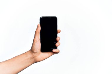 Beyaz arka plan üzerinde ekranı gösteren akıllı telefonu tutan beyaz bir adamın eli.