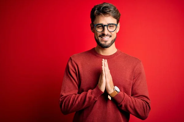 Jovem Homem Bonito Com Barba Vestindo Óculos Suéter Sobre Fundo — Fotografia de Stock