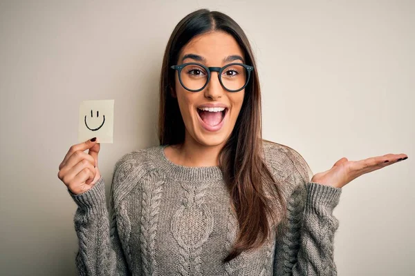 Joven Hermosa Morena Con Gafas Sosteniendo Papel Con Sonrisa Emoji —  Fotos de Stock