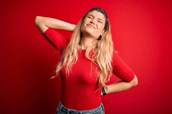 Jovem Bela Mulher Loira Vestindo Shirt Casual Sobre Fundo Vermelho — Fotografia de Stock
