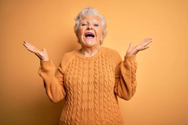 Seniorin Schöne Grauhaarige Frau Lässigem Pullover Über Isoliertem Gelben Hintergrund — Stockfoto