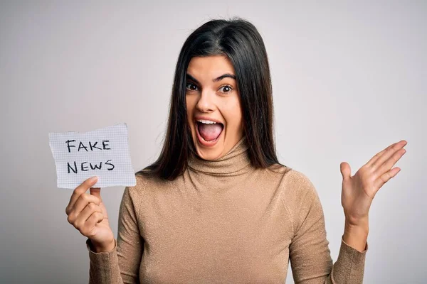 Jong Mooi Brunette Vrouw Holding Papier Met Nep Nieuws Bericht — Stockfoto