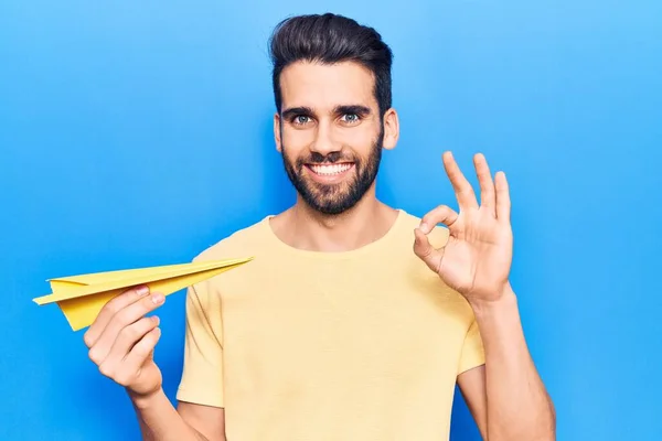 Joven Hombre Guapo Con Barba Sosteniendo Avión Papel Amarillo Haciendo —  Fotos de Stock