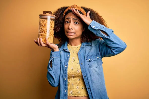 Jovem Afro Americana Com Cabelo Afro Segurando Jarra Com Macarrão — Fotografia de Stock