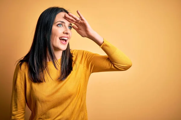 Junge Brünette Frau Mit Blauen Augen Lässigem Pullover Vor Gelbem — Stockfoto