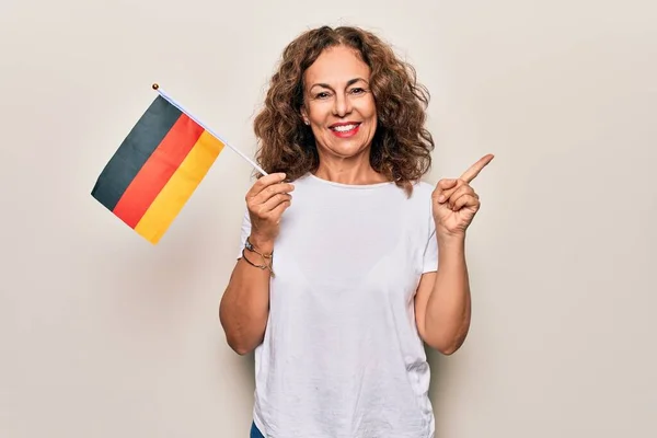 Средневековая Красивая Патриотичная Женщина Германским Флагом Изолированном Белом Фоне Улыбается — стоковое фото