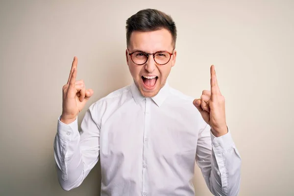 Jovem Mas Bonito Negócio Vestindo Óculos Camisa Elegante Sobre Fundo — Fotografia de Stock