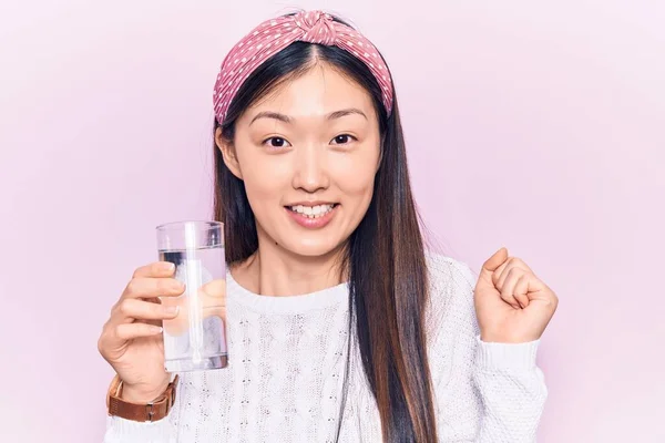 Ung Vacker Kinesisk Kvinna Dricka Glas Vatten Skriker Stolt Firar — Stockfoto