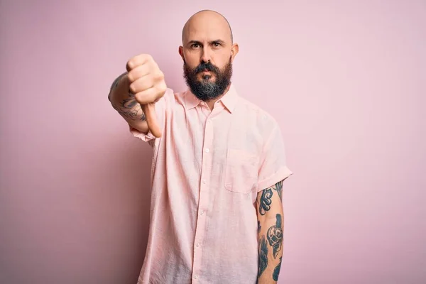 Bonito Homem Careca Com Barba Tatuagem Vestindo Camisa Casual Sobre — Fotografia de Stock