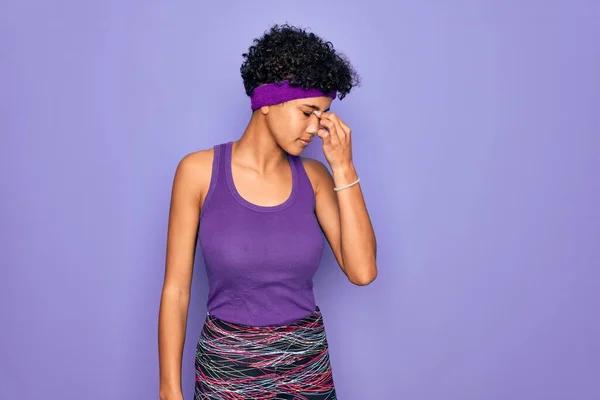 Mulher Afro Americana Africana Bonita Vestindo Sportswear Casual Sobre Fundo — Fotografia de Stock