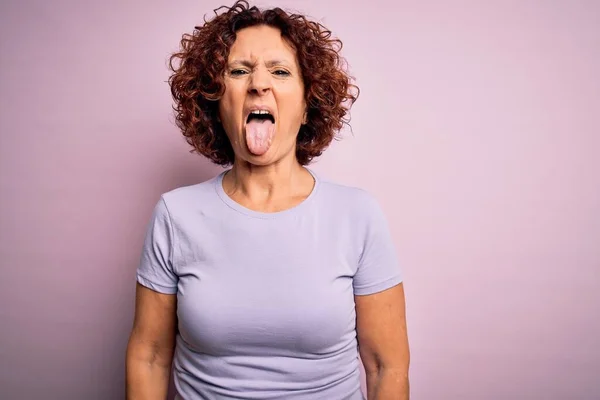 Mujer Mediana Edad Hermoso Pelo Rizado Con Camiseta Casual Sobre — Foto de Stock