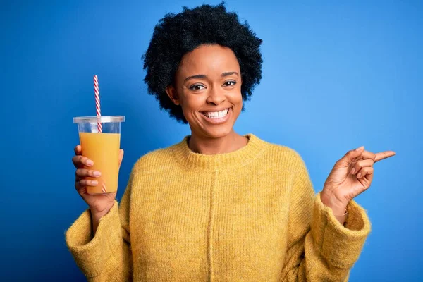 Молодая Афро Американка Вьющимися Волосами Пьет Здоровый Апельсиновый Сок Счастливо — стоковое фото