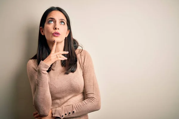 Giovane Donna Bruna Con Gli Occhi Azzurri Che Indossa Maglione — Foto Stock