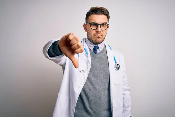 Mavi Gözlü Genç Doktor Tıbbi Ceket Giyiyor Steteskop Ile Izole — Stok fotoğraf