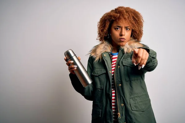 Giovane Afro Americana Donna Turistica Con Capelli Ricci Che Tiene — Foto Stock