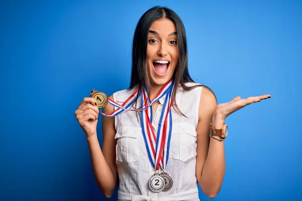 Jovem Bela Morena Atthete Campeão Mulher Ganhando Medalhas Sobre Fundo — Fotografia de Stock