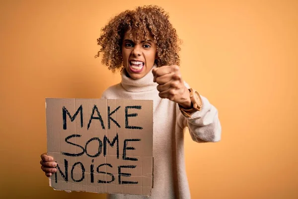 Afrikalı Amerikalı Aktivist Kadın Elinde Bayrak Olan Devrim Istiyor Gürültülü — Stok fotoğraf