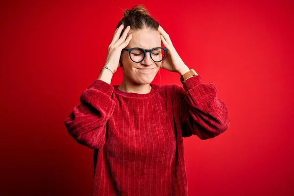 Jonge Mooie Roodharige Vrouw Draagt Casual Trui Geïsoleerde Rode Achtergrond — Stockfoto