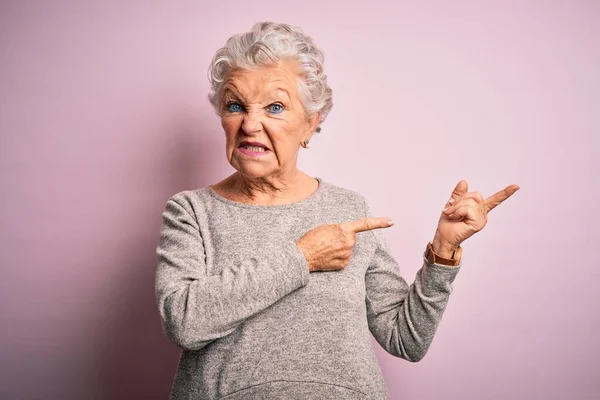 Senior Krásná Žena Sobě Ležérní Tričko Stojící Nad Izolovaným Růžovým — Stock fotografie