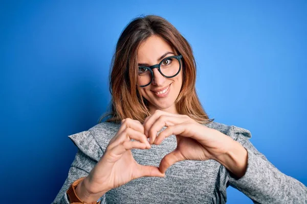 Joven Hermosa Morena Con Suéter Casual Gafas Sobre Fondo Azul — Foto de Stock