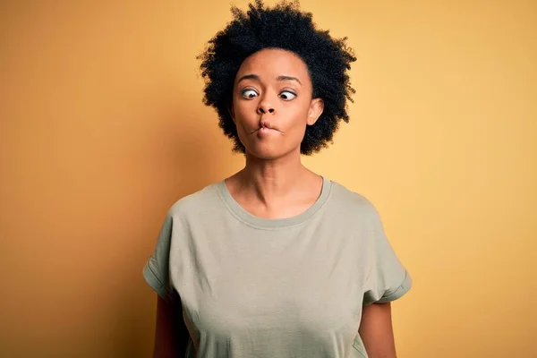 Fiatal Gyönyörű Afro Amerikai Göndör Hajjal Alkalmi Pólóban Halfejet Vágva — Stock Fotó