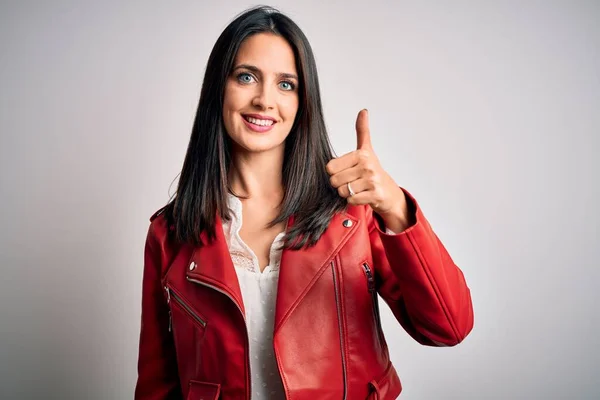 Mujer Morena Joven Con Ojos Azules Usando Chaqueta Casual Roja — Foto de Stock