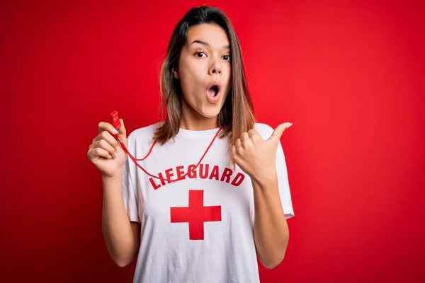 Joven Hermosa Chica Salvavidas Morena Usando Camiseta Con Cruz Roja —  Fotos de Stock