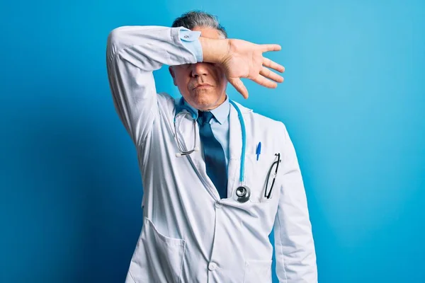 Pohledný Šedovlasý Lékař Středního Věku Kabátě Modrém Stetoskopu Zakrývajícím Oči — Stock fotografie