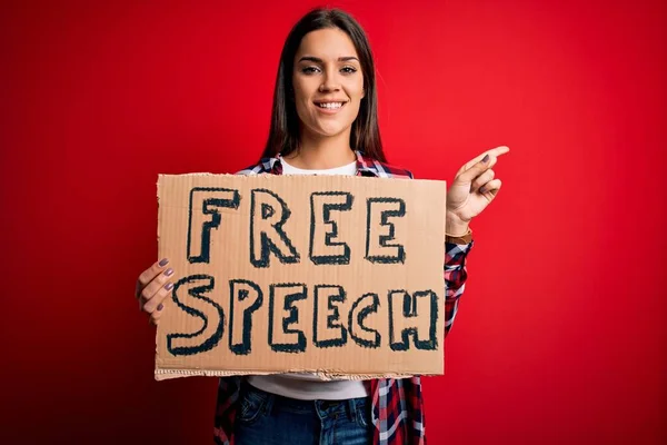 Ung Vacker Brunett Kvinna Ber Rättigheter Håller Banner Med Yttrandefrihet — Stockfoto