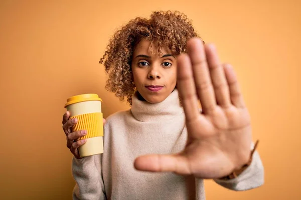 Fiatal Afro Amerikai Göndör Iszik Csésze Elvitelre Kávé Sárga Háttér — Stock Fotó