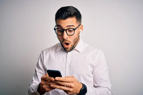 Joven Hombre Guapo Con Gafas Teniendo Conversación Usando Teléfono Inteligente —  Fotos de Stock