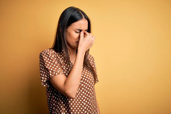 Jonge Mooie Brunette Vrouw Dragen Casual Shirt Geïsoleerde Gele Achtergrond — Stockfoto