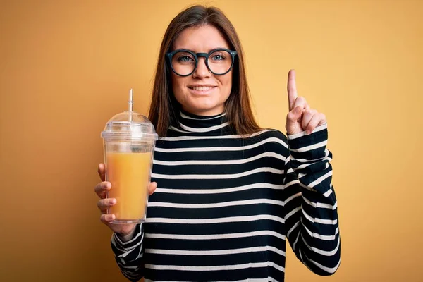 Ung Vacker Kvinna Med Blå Ögon Dricka Hälsosam Apelsinjuice Över — Stockfoto