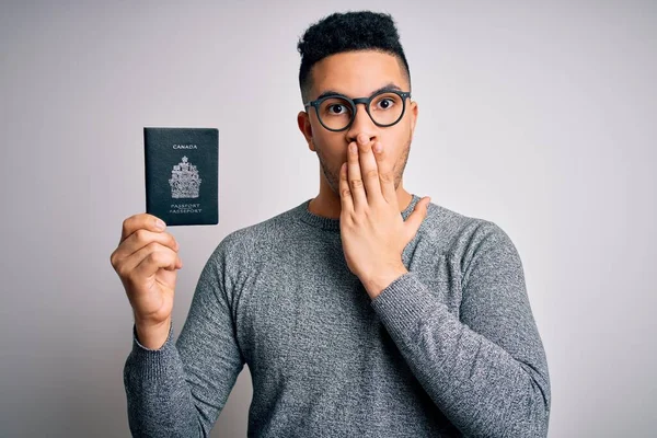 Gözlüklü Kanada Pasaportlu Genç Yakışıklı Bir Turist Yanlışlıkla Utançtan Ağzı — Stok fotoğraf