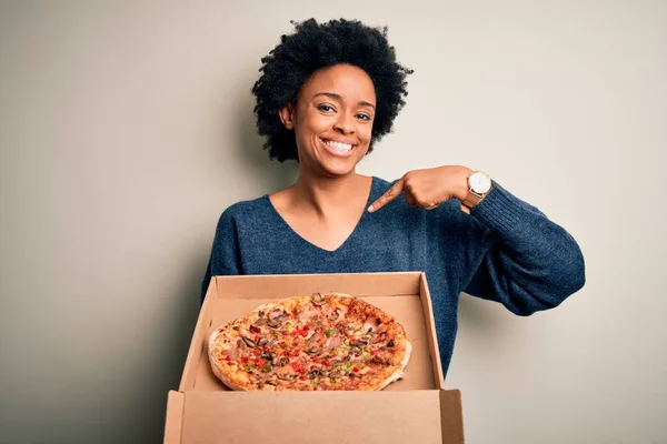 Junge Afro Amerikanerin Mit Lockigem Haar Hält Lieferbox Mit Italienischer — Stockfoto