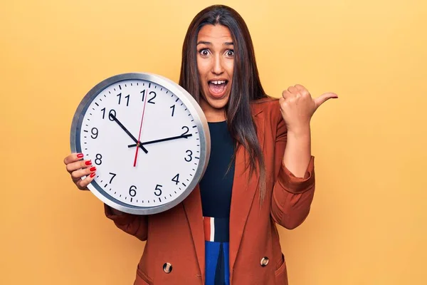 Jong Mooi Brunette Vrouw Dragen Jas Houden Groot Klok Wijzend — Stockfoto