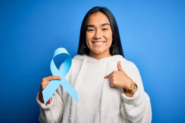Młoda Azjatycka Kobieta Trzyma Niebieski Symbol Wstążki Raka Stojąc Odizolowanym — Zdjęcie stockowe