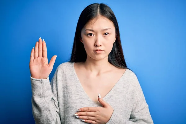 Jovem Bela Mulher Asiática Vestindo Camisola Casual Sobre Fundo Isolado — Fotografia de Stock