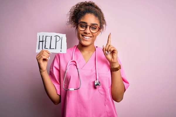 Afrikanische Amerikanische Ärztin Medizinischer Uniform Und Stethoskop Mit Hilfepapier Überrascht — Stockfoto