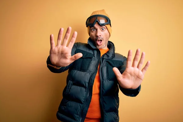 Joven Esquiador Guapo Esquiando Con Ropa Deportiva Nieve Usando Gafas — Foto de Stock