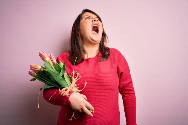 Schöne Size Frau Mit Romantischem Strauß Natürlicher Tulpenblüten Vor Rosa — Stockfoto