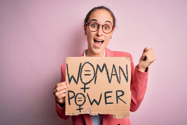 Jovem Bela Ativista Mulher Pedindo Direitos Das Mulheres Segurando Banner — Fotografia de Stock