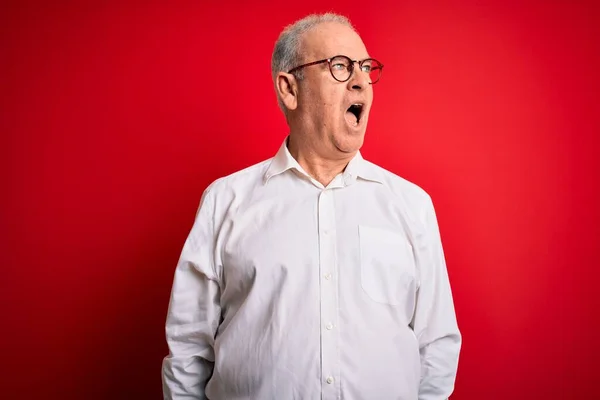Orta Yaşlı Yakışıklı Beyaz Gömlekli Gözlüklü Bir Adam Kırmızı Arka — Stok fotoğraf