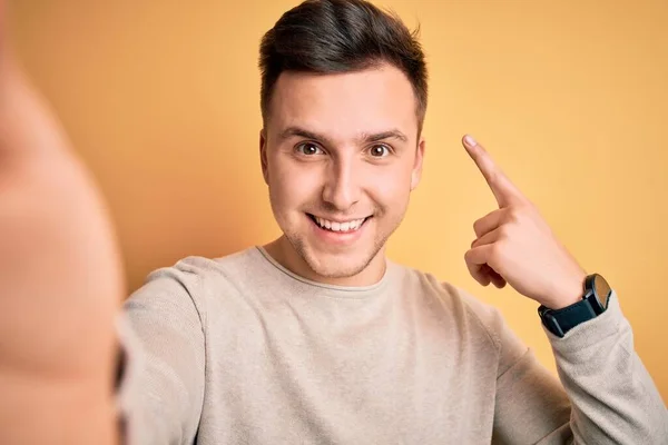Giovane Uomo Caucasico Bello Parlando Una Foto Selfie Sfondo Giallo — Foto Stock