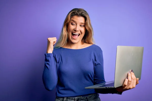 Giovane Bella Donna Bionda Che Lavora Con Computer Portatile Sfondo — Foto Stock