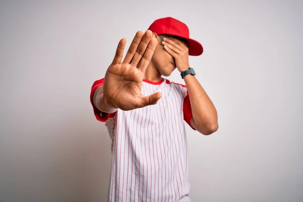 Joven Apuesto Deportista Afroamericano Con Camiseta Béisbol Rayas Gorra Cubriendo — Foto de Stock