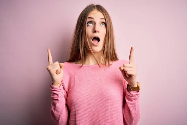 Young Beautiful Redhead Woman Wearing Casual Sweater Isolated Pink Background — Stock Photo, Image